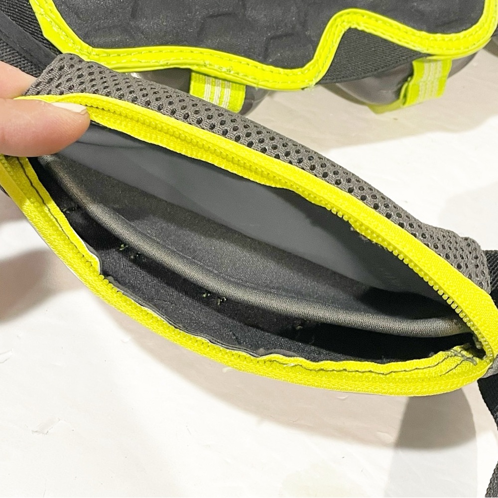AMPHIPOD RUNLITE XTECH 3 PLUS HYDRATION RUNNING BELT Outdoors Fitness - Picture 4 of 4